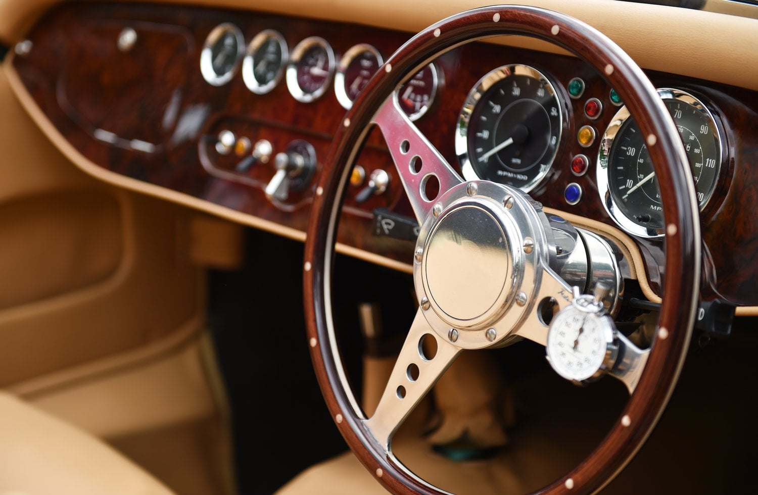 Hochglanzpolierte Restauration des Cockpits eines Classic-Supersportwagens